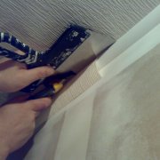 How to glue non-woven wallpaper on the ceiling: preparation, stages, results