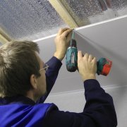 Hur man skyddar taket och väggarna med plastpaneler - en utflykt till dekorationsvärlden