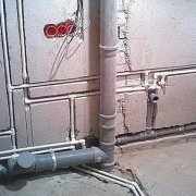 Comment abandonner les murs sous les tuyaux de plusieurs façons