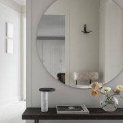 Cara menggantung cermin tanpa bingkai di dinding: tiga rahsia tuan rumah