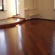 Harde plamuur voor een houten vloer: doe het zelf