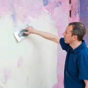 É possível aplicar massa de tinta ao reparar paredes e tetos velhos