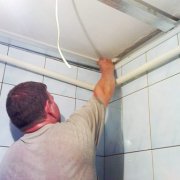 Plafond dans la salle de bain: le choix du matériau