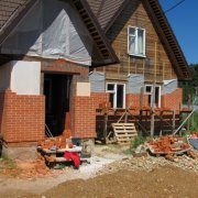 Αντιμετωπίζοντας ένα ξύλινο σπίτι με τούβλο: αποδίδουμε με ικανοποίηση