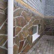 Davant de la base amb pedra natural: tipus de material i passos d’instal·lació
