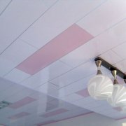 Revêtement du plafond avec des panneaux en plastique: faites-le bien