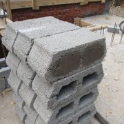 Tandem polistirena dan konkrit: teknologi apa yang akan menyebut perkataan berat dalam pembinaan?