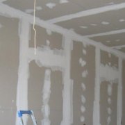 Menyiapkan dinding untuk menggunakan kertas dinding cecair