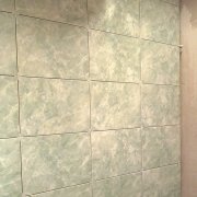 Vi lægger fliserne i badeværelset: del 2 - lægger fliser på væggen