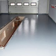 Hoe de betonnen vloer in de garage schilderen: maak een keuze