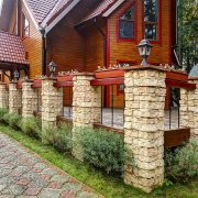 Menghadap rumah kayu di luar: fasad yang indah dan hangat