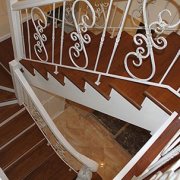 Apdailinti metaliniai laiptai ar namų apdaila