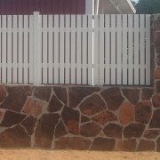 Face à une clôture en pierre: types de matériaux et méthodes de finition