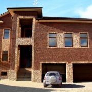 Inför fasaden på ett hus med keramiska plattor: vad du behöver veta