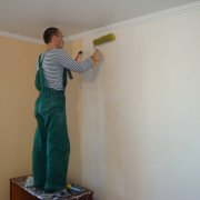 Adakah mungkin untuk merekatkan kertas dinding di drywall: bagaimana melakukannya dengan betul
