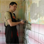 كيفية إزالة البلاط من الحائط دون الإضرار بالقاعدة