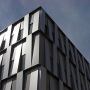 Revestimento de fachada em painéis de alumínio: fachadas de ventilação
