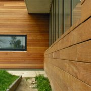 De frente para uma casa com painéis de madeira - os prós e contras