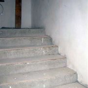 Comment un escalier en béton est-il fini avec du bois