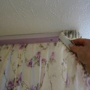 Hoe u een gordijnroede met uw eigen handen aan een muur kunt installeren