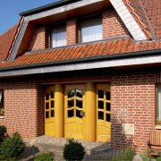Frente a una casa de madera con azulejos: cómo preparar los cimientos