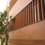 Facing exterior walls with ceramic material: assembly of facade systems and adhesive mounting