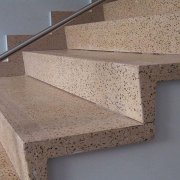 W obliczu betonowych schodów i opcji projektowych