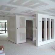 Ściana z drzwiami z płyt kartonowo-gipsowych: technologia budowy i izolacja akustyczna
