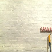 Hoe een bakstenen muur te schilderen: twee opties voor perfecte reparatie