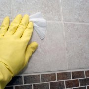 Hoe een primer van een tegel te wassen en preventief onderhoud te plegen