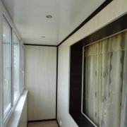 Att dekorera en balkong med MDF-paneler är inte ett dåligt sätt att fördubbla ett rum
