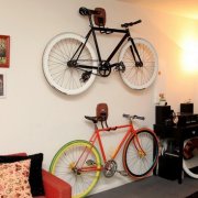 Como pendurar uma bicicleta na parede: métodos de montagem