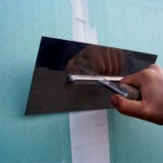 Cómo enlucir paneles de yeso debajo de papel tapiz