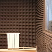 Quali materiali e come è l'isolamento acustico del muro