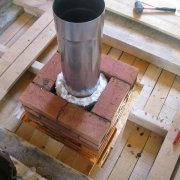Quels matériaux peuvent être utilisés comme éléments de garniture d'angle de la cheminée