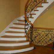 Disposizione e decorazione di scale in cemento