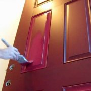 Hoe oude verf van een deur te verwijderen en deze zelf te schilderen