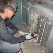 Come rimuovere la vecchia vernice dalle batterie di riscaldamento