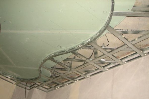 Plafond en placoplâtre dans la salle de bain