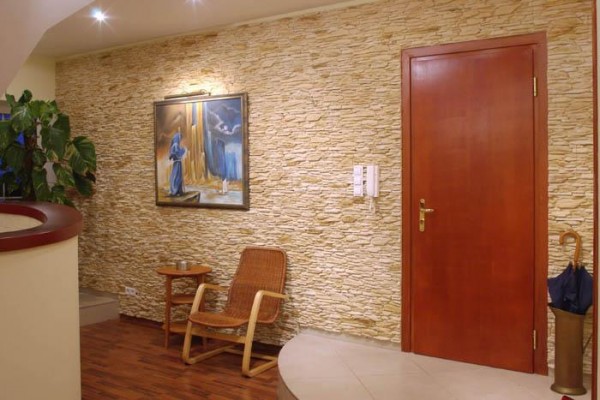 Mur du couloir face à la pierre décorative