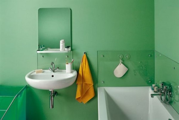 Peindre les murs de la salle de bain et installer une protection contre les éclaboussures