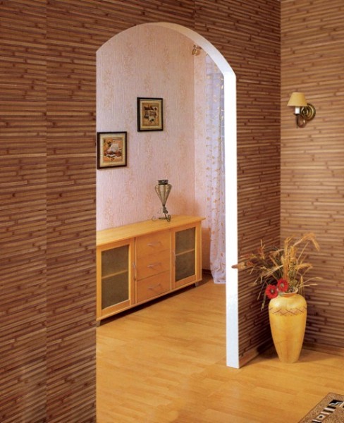 Papier peint en bambou dans la décoration du couloir