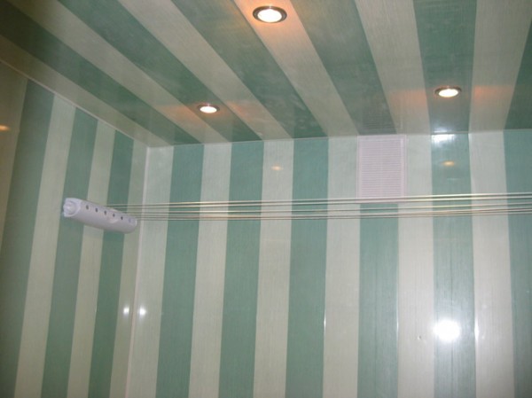 Le revêtement est un matériau de décoration moderne pour la salle de bain