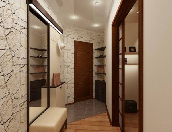 La combinaison de la pierre décorative avec des miroirs dans un couloir étroit
