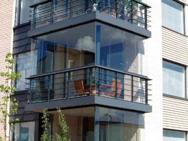 Variante de vitrage sans cadre du balcon