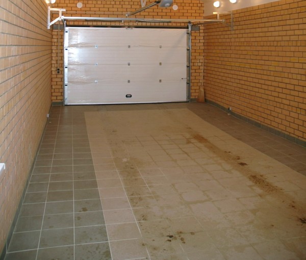 Uso di piastrelle nella decorazione del pavimento del garage
