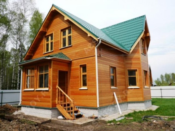 Revêtement de la façade d'une maison en bois avec bardeaux