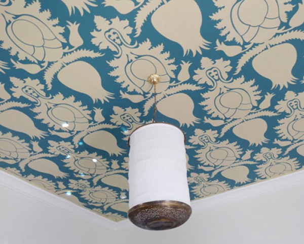 Papier peint colle sur un plafond en placoplâtre