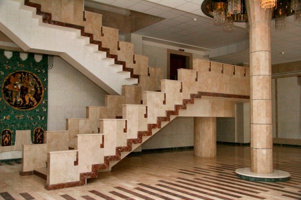 Le hall et l'escalier sont revêtus de marbre.