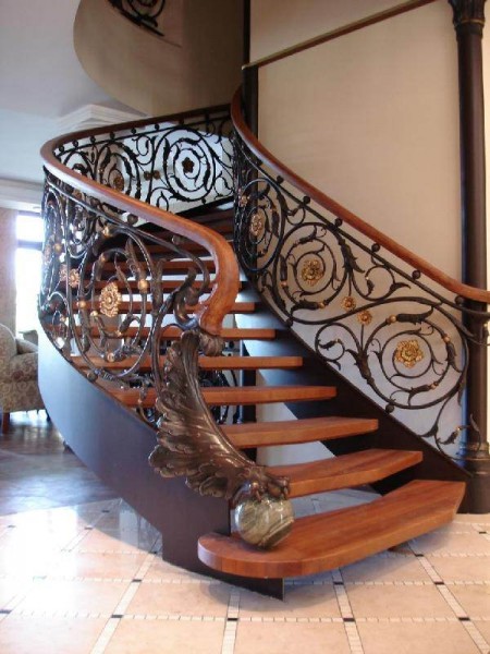 Escalier en métal avec marches en bois.